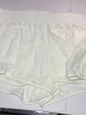 White lace shorts with floral embroidery, size L (12-14) #lace #floral
